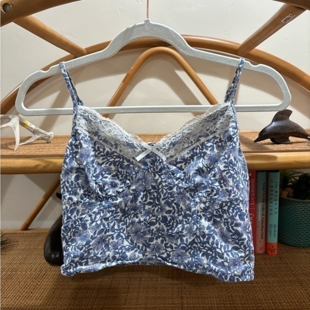 American Eagle women’s blue cropped tank floral